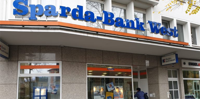 Im Automaten-Center der Sparda-Bank wurde ein Senior beraubt.