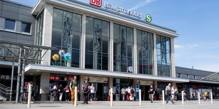 Im Dortmunder Hauptbahnhof kontrollierte die Bundespolizei am Dienstagmorgen zwei Jugendliche. Sie hatten viel Bargeld und Kokain bei sich.