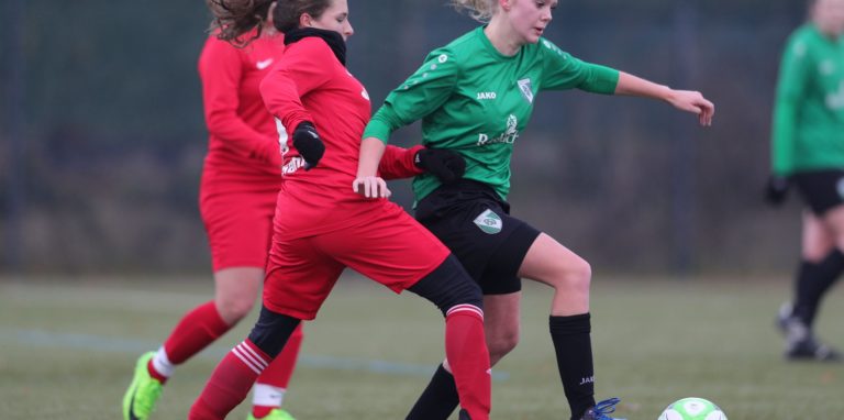 Sophie Waßmann (r.) erzielte das erste Tor des Tages.