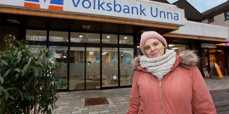 Christin Waschitzki ist Kundin bei der Volksbank in Heeren-Werve. Sie bedauert die am Mittwoch angekündigte Schließung, weil sie bisher kein Online-Konto hatte. „Ich habe es sehr geschätzt, dass die Geschäftsstelle in der Nähe ist.“ Weil sie kein Auto hat, wird es für sie schwer, die Hauptstelle in Kamen aufzusuchen, wo sie künftig das Ersparte ihres Sohnes Jaydon abgeben muss. „Für mich ein Riesenaufwand.“
