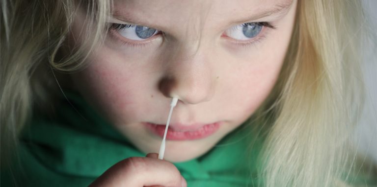 Nase statt Lolli, so läuft es nun an Grundschulen. Für Kinder und Lehrer nur ein Problem von mehreren, denn der Test ist unangenehmer und hat eine schlechte Akzeptanz.