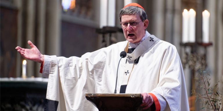 Kardinal Rainer Maria Woelki spricht beim Ostergottesdienst im Kölner Dom am Altar.