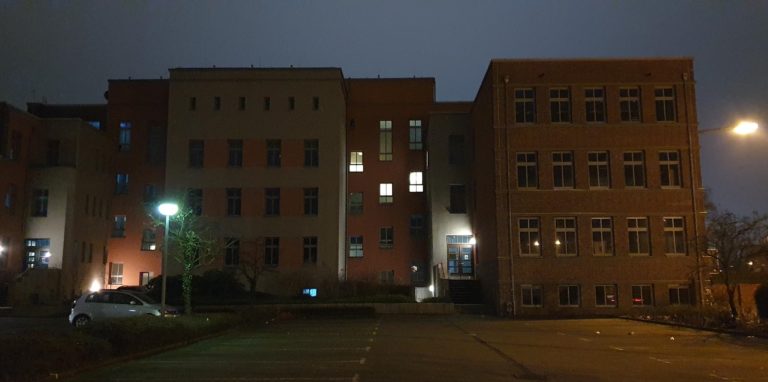 Unter anderem im B-Trakt am Lippe Berufskolleg brennt nachts Licht. Ein Problem, dass die Schule beheben lassen will.