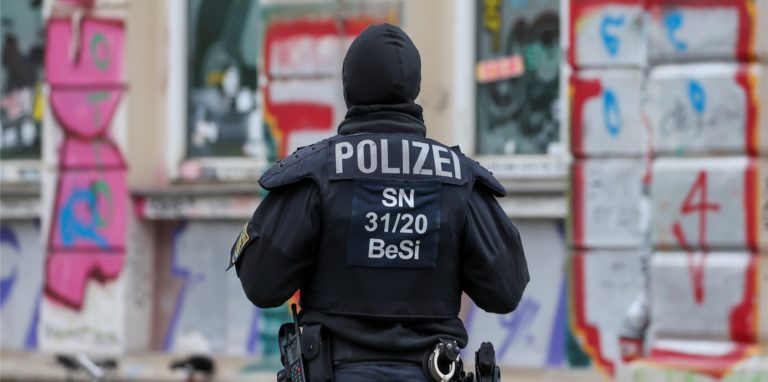 Die Polizei sucht nach einem entführten zehnjährigen Jungen.