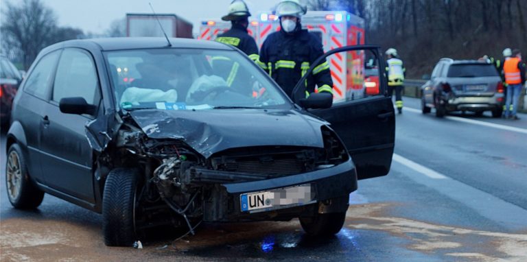 Unfall auf der A1 zwischen Unna und Kamen: Am Donnerstag, 27. Januar, fuhr dieser Ford auf einen anderen Wagen auf. Mindestens zwei Personen wurden leicht verletzt.