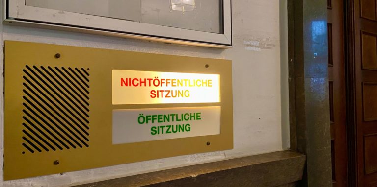 Weil die Freunde zur Tatzeit noch minderjährig waren, findet der Prozess unter Ausschluss der Öffentlichkeit statt.