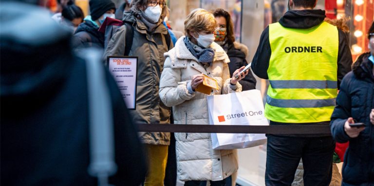 Wer – wie hier in Düsseldorf – in NRW shoppen gehen will, muss geimpft oder genesen sein.
