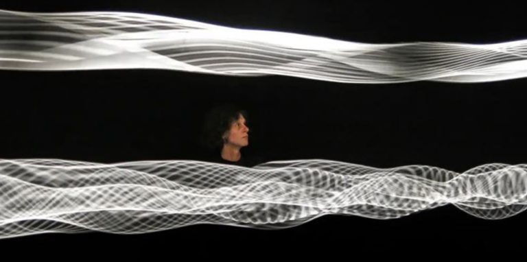 „10 Metres of Sound“ heißt diese raumgreifende Installation des Niederländers Philip Vermeulen, und dieser Titel darf wörtlich genommen werden. Die Arbeit ist zehn Meter lang, erzeugt Klang und verbildlicht diesen. Ab November sollen Gäste des Internationalen Zentrums für Lichtkunst auch dieses Werk erleben können.