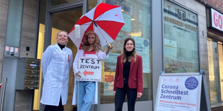 Apothekerin Eva Ausbüttel und Mitarbeiterin Emma Röding vor dem Eingang zum wiedereröffneten Testzentrum im Haus des Apothekenmuseums an der Wißstraße 11.