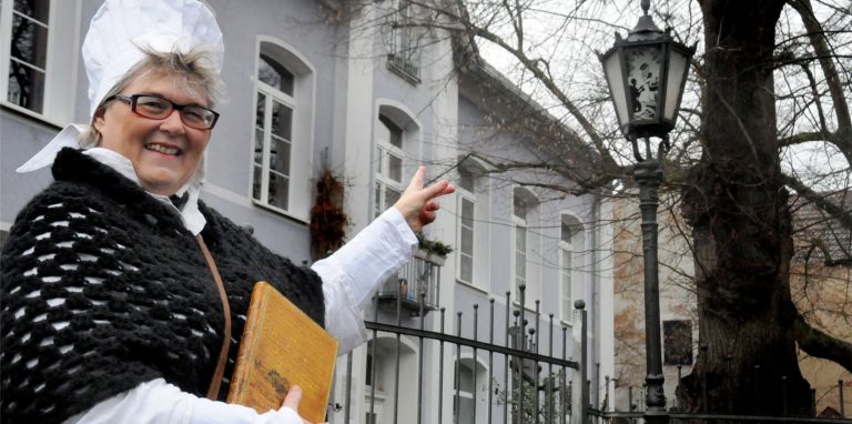 Als neue Laternenfrau führt Petra Hanné im Auftrag des Heimatvereins Besuchergruppen entlang des Laternenpfads in der Altstadt, dessen scherenschnittartige Bilder fünf Schwerter Sagen erzählen.