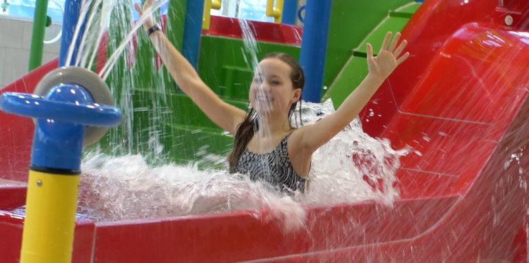 Lena (14) ist begeistert von den Rutschen im neuen Spaßbad.