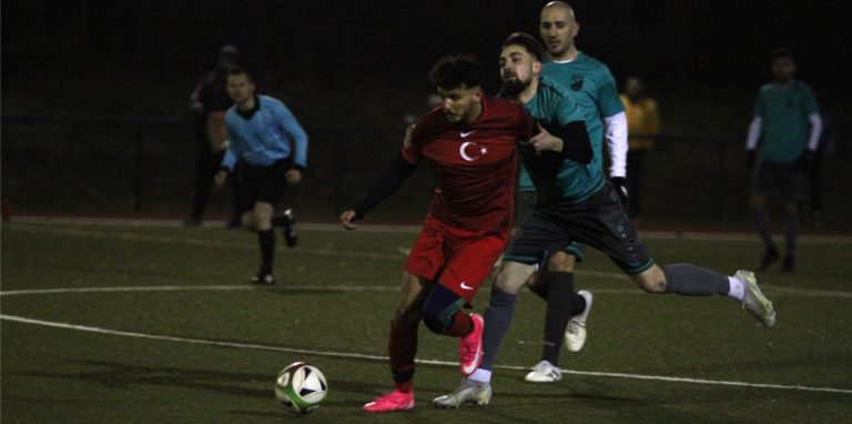 Furkan Cengiz (l.) vom TSC Kamen setzt sich gegen Serkan Adas von Eintracht Werne (r.) durch.