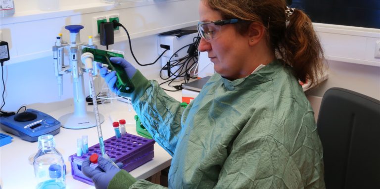 Die Biologin Sabine Sczodrok arbeitet im Labor an der Entwicklung von RNA-Impfstoffen. (Symbolbild)