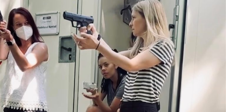 Ihre Verhörtechniken begeistern die Chefs ebenso wie die Praktikanten in der Mordkommission: Wenn Birte Hanusrichter zu Kommissarin Madeleine Konrad wird, geraten Täter schnell ins Schwitzen.