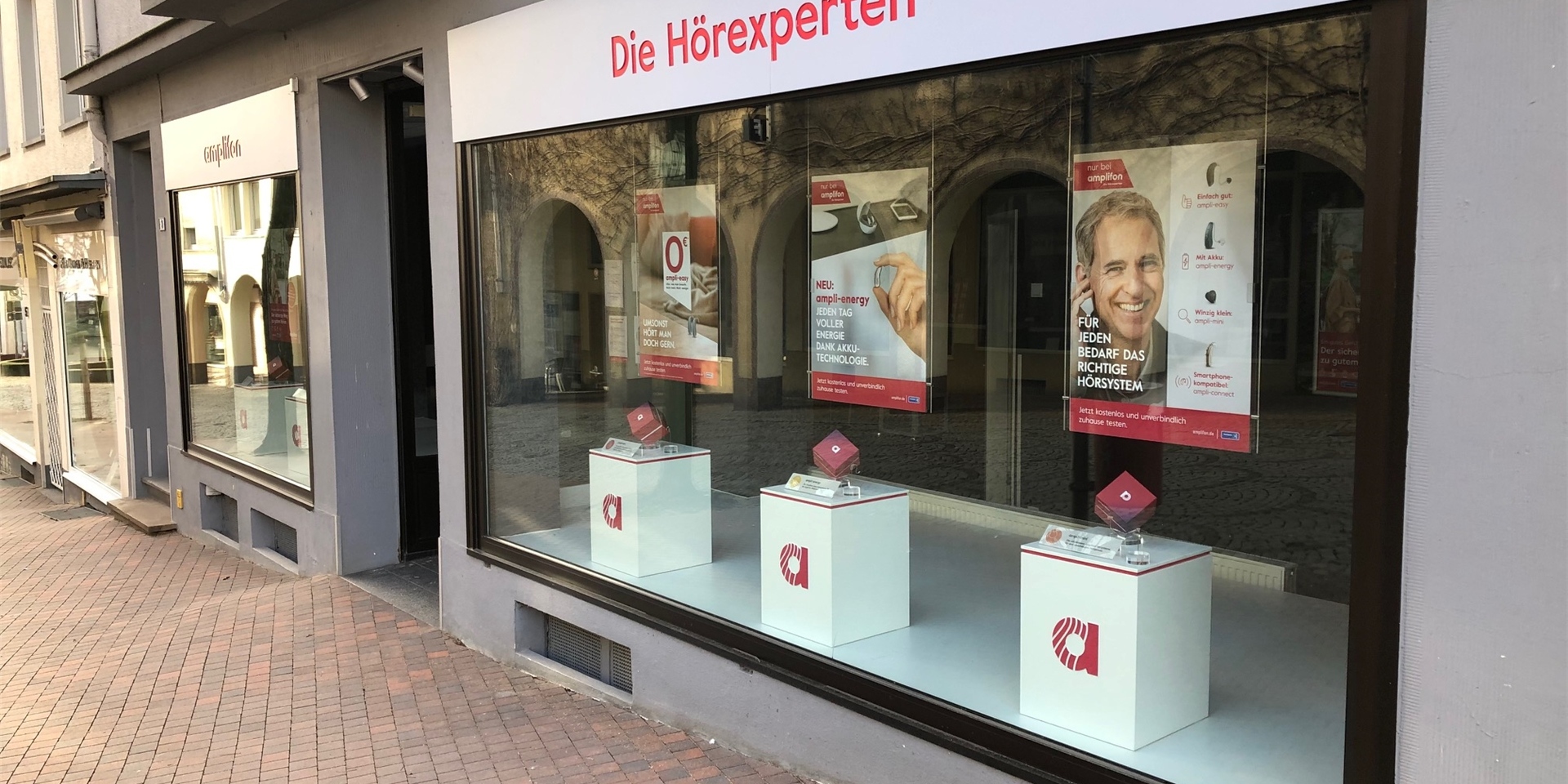 Ein Hörgeräte-Akustiker an der Wasserstraße in Unna ist am Samstag Ziel eines Einbrechers geworden. Die Polizei sucht ihn mit einer recht präzisen Täterbeschreibung.