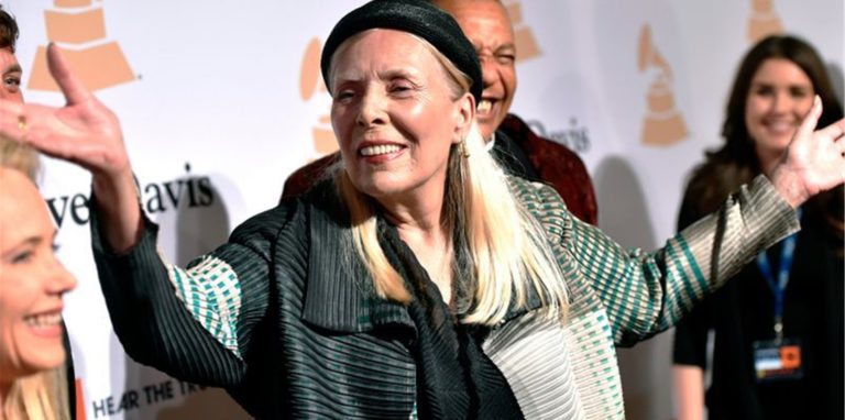 Joni Mitchell bei der Clive Davis Pre-Grammy Gala 2015. Die Sängerin zieht ihre Musik von Spotify ab.