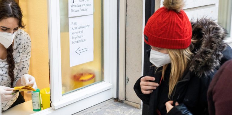 Eine neue Studie zeigt: Wer geimpft und genesen ist, hat sowas wie eine „Superimmunität“.