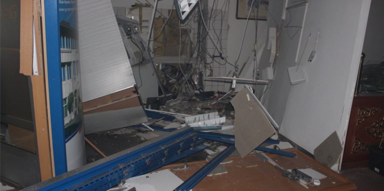 Im Eingangsbereich des Kauflands an der Holzener Straße in Menden wurde ein Geldautomat gesprengt.