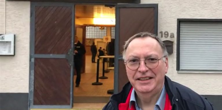 Augenarzt Dr. Burkhard Mönnig fungierte als Impfarzt in der Impfstelle in der Schützenhalle Fröndenberg-Warmen. Das Gesundheitsnetz Unna organisierte das medizinische Personal für die Aktion.