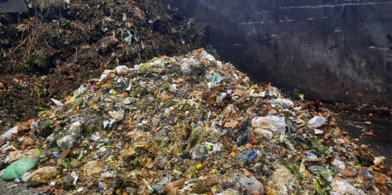 Das soll Biomüll sein. Schon ein erster Blick verrät, wie viel Plastik dazwischen steckt – nichts für die Kompostieranlage des Lippewerks Lünen.