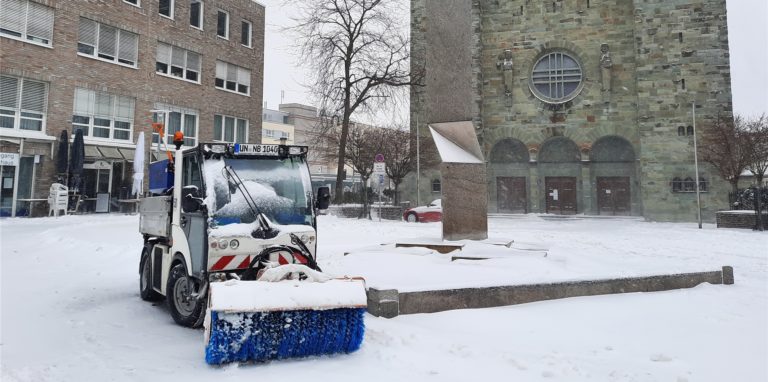 Dass der Winterdienst in Unna immer wieder kritisiert worden ist, mag auch daran liegen, dass jeder am höchsten die Straße priorisiert, die er befährt. Im objektiven Vergleich zu anderen Kommunen steht Unna aber gar nicht so schlecht da. Die „saisonalen Auftragsspitzen“ meistern Unnas Stadtbetriebe auch durch die Hilfe privatwirtschaftlicher Firmen.