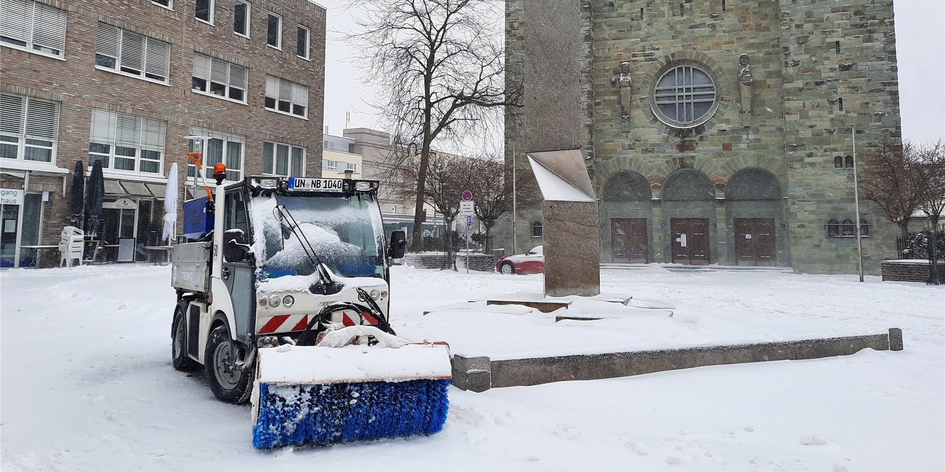 Dass der Winterdienst in Unna immer wieder kritisiert worden ist, mag auch daran liegen, dass jeder am höchsten die Straße priorisiert, die er befährt. Im objektiven Vergleich zu anderen Kommunen steht Unna aber gar nicht so schlecht da. Die „saisonalen Auftragsspitzen“ meistern Unnas Stadtbetriebe auch durch die Hilfe privatwirtschaftlicher Firmen.