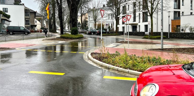 Gelbe Linien machen den Weg frei: Mit diesen Markierungen ist der Umbau der Kreuzung Viktoriastraße/Friedrich-Ebert-Straße endlich abgeschlossen worden.