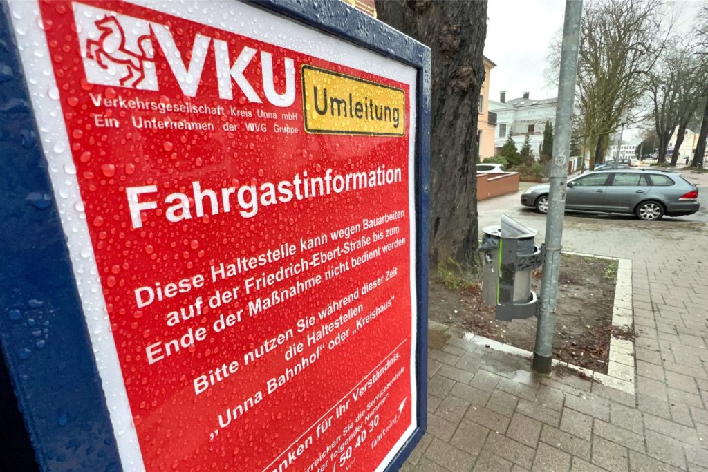 Die Haltestelle „Königsborner Tor“ war nach der Öffnung der oberen Friedrich-Ebert-Straße immer noch geschlossen. Im Lauf des Montags fuhren aber die ersten Busse wieder.