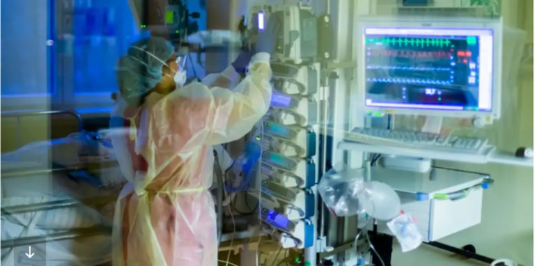 Eine Intensivfachpflegerin betreut einen Covid-19-Patienten: Zwar hat die Krankheitsschwere mit Omikron abgenommen, das heißt aber nicht, dass das Coronavirus grundsätzlich harmloser wird.