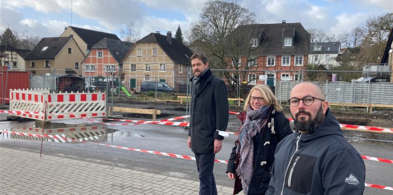 Falk Borrusch, Melanie Maske-Loock und Giuseppe Dituri aus dem Vorstand des Waldorf-Kindergartens befürchten, dass es durch die Baustelle zu einem gefährlichen Engpass vor ihrem Kindergarten kommt.