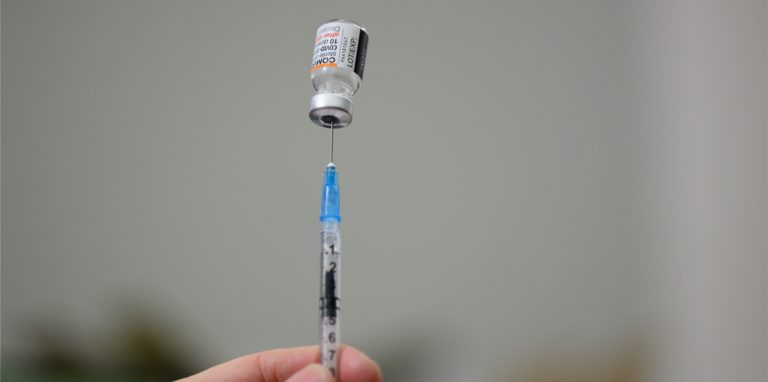 Impfungen, auch mit dem Wirkstoff von Biontech (Symbolfoto) gibt es an zwei Samstagen wieder im Möbelhaus Zurbrüggen.