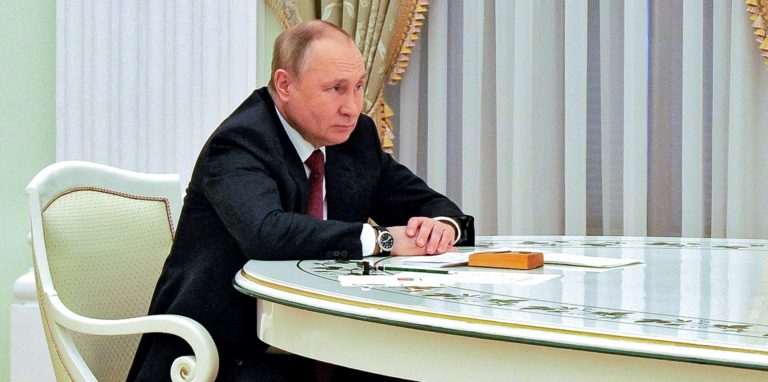 Wladimir Putin, Präsident von Russland, sitzt während eines Treffens mit dem ungarischen Premierminister an einem Tisch im Kreml. Orban ist zu Besuch in Russland.