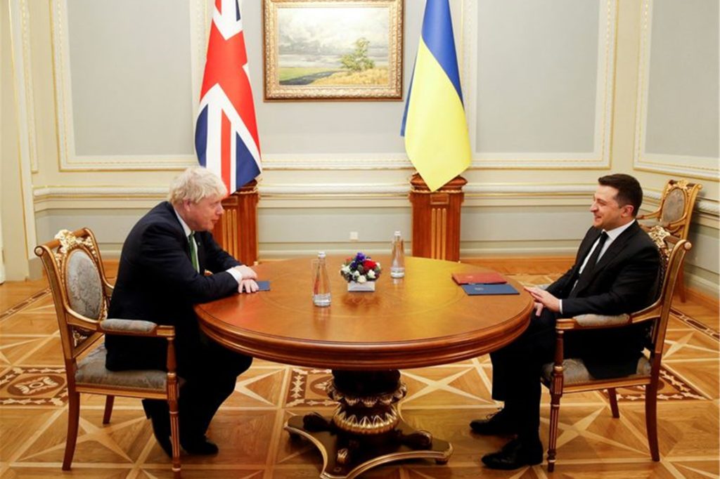 Der ukraininische Präsident Wolodymyr Selenskyj (r) empfängt den britischen Premier Boris Johnson in Kiew. Der ukraininische Präsident Wolodymyr Selenskyj (r) empfängt den britischen Premier Boris Johnson in Kiew.