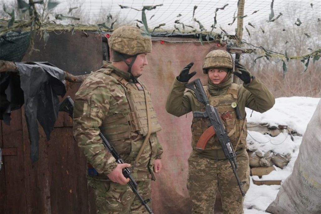 Eine ukrainische Soldatin (r) und ein Kamerad an der Frontlinie in Luhansk. Eine ukrainische Soldatin (r) und ein Kamerad an der Frontlinie in Luhansk.