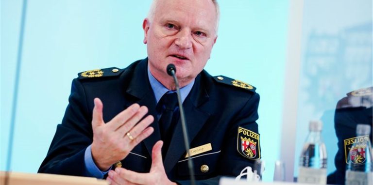 Michael Denne, Polizeipräsident des Polizeipräsidiums Westpfalz, spricht bei einer Pressekonferenz.