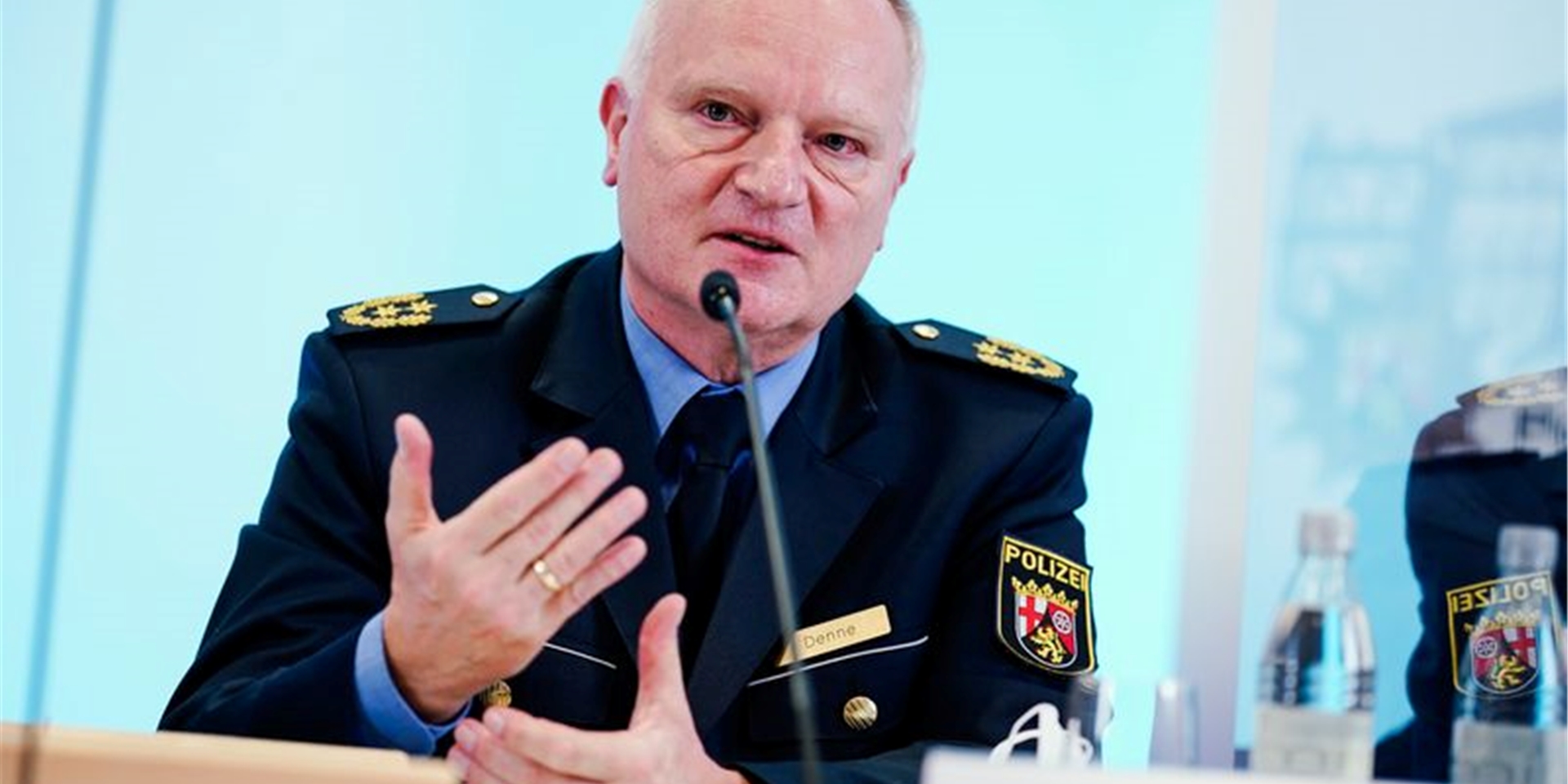Michael Denne, Polizeipräsident des Polizeipräsidiums Westpfalz, spricht bei einer Pressekonferenz.