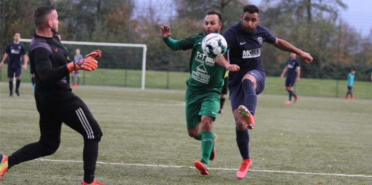 Sanmi Ojo (r.) möchte Mitte Februar eigentlich in seine letzte Halbserie als aktiver Fußballer gehen.
