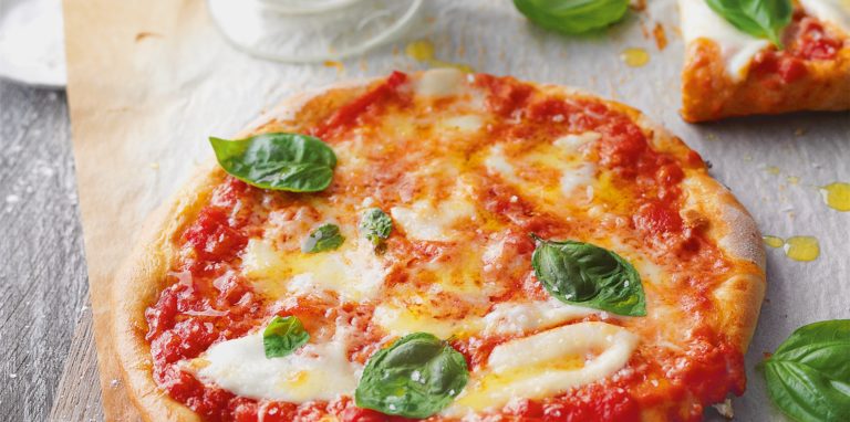 Die Pizza Margherita mit Basilikum, Mozzarella und Parmesan kommt nicht ohne Tomatensauce. Dafür am besten stückige Tomaten aus der Dose nehmen und mit Salz, Pfeffer, einer Prise Zucker und bei Bedarf mit etwas Oregano und frischem Knoblauch abschmecken.