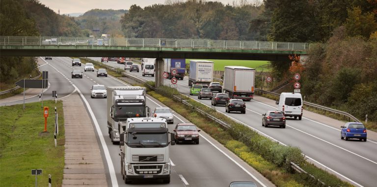 Auf der A1 in Fahrtrichtung Köln wurde ein 27-jähriger Kamener gestellt, der Schlangenlinien fuhr. Der Mann verletzte bei der Kontrolle drei Polizisten.