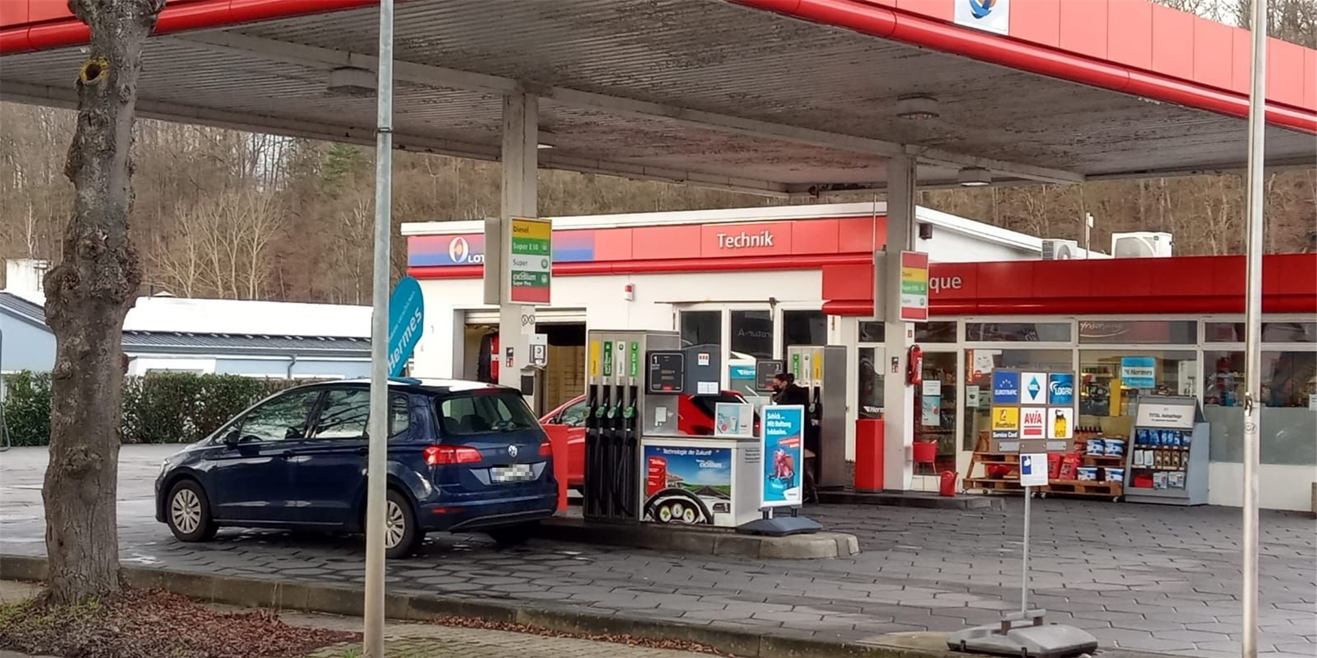 Die Tankstelle an der Westicker Straße hatte ein bislang unbekannter Täter am Dienstagabend (1. Februar) ins Visier genommen. Er erbeutete Bargeld und bedrohte die Mitarbeiterin mit einer Waffe.