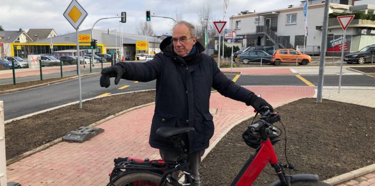 Helmut Papenberg vom ADFC in Unna findet die neue Fahrradführung an der Viktoriastraße in einigen Punkten fragwürdig. Die neue rote Pflasterung spreche offensichtlich Radfahrer an, die vom Kreishauskreisel aus auf den neuen Ampelübergang zufahren. Sie durften zuvor die Arme des Kreisels vorfahrtberechtigt überqueren, um dann an der weniger stark befahrenen  Friedrich-Ebert-Straße (im Hintergrund) die Vorfahrt der Autofahrer zu achten.