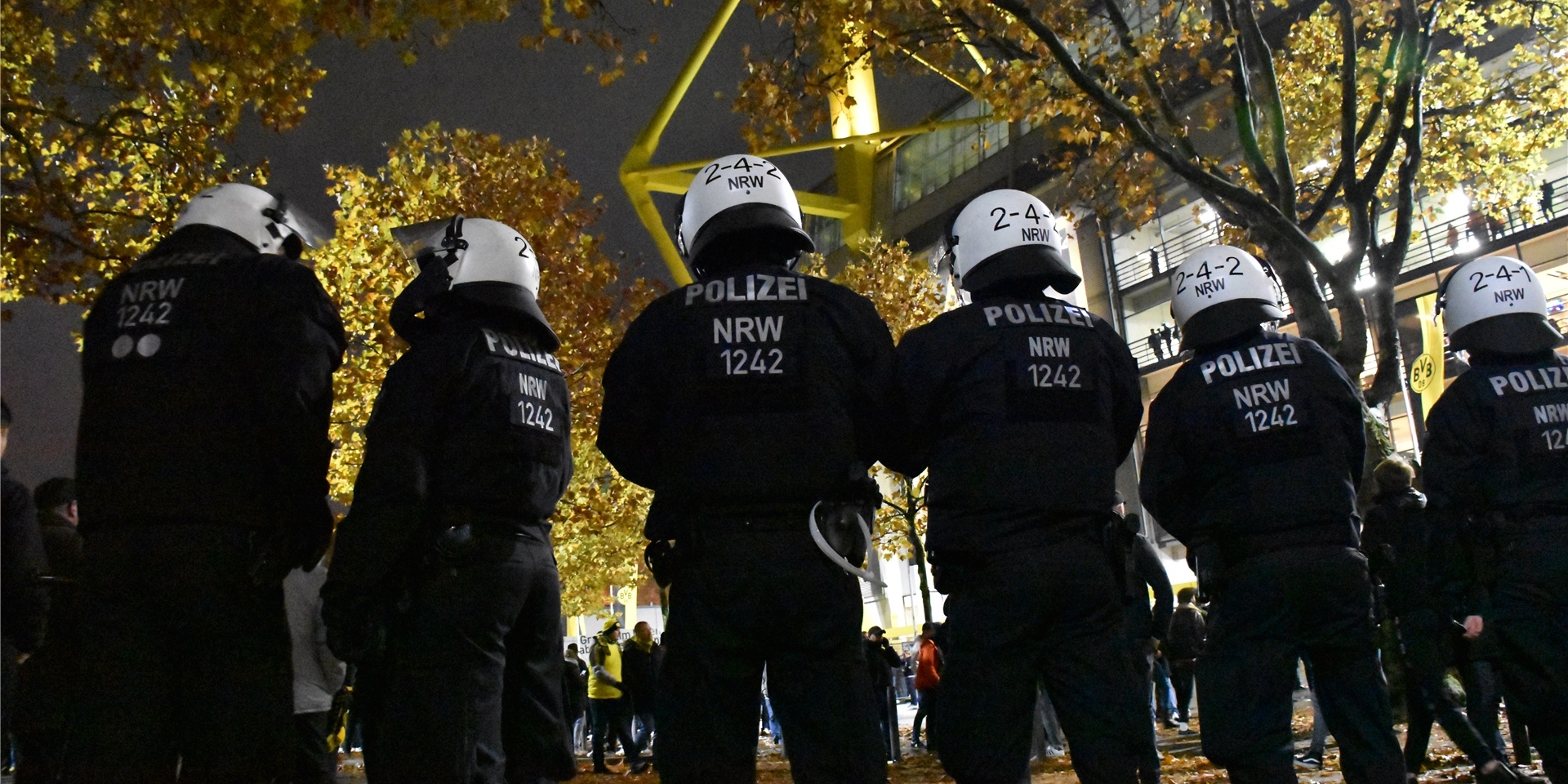 Polizisten vorm Signal Iduna Park