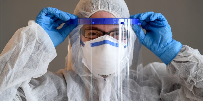 Auch die Ärztin muss sich schützen mit voller Montur: Mehrere Praxen bieten außerhalb der normalen Sprechstunden bestimmte Termine für Menschen an, die sich möglicherweise mit dem Coronavirus infiziert haben.