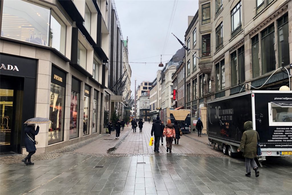 Vereinzelte Passanten gehen an einem verregneten Vormittag durch die Kopenhagener Fußgängerzone. Dänemark hat am Dienstag praktisch alle Corona-Beschränkungen im Land aufgehoben. Masken müssen unter anderem nicht mehr getragen werden.