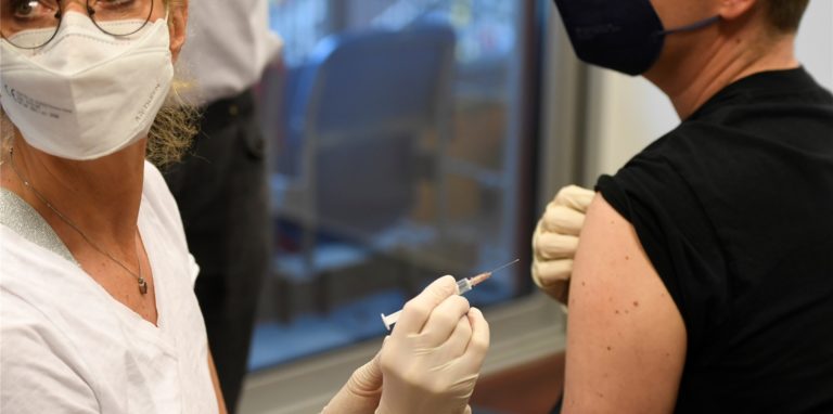 Der Novavax-Corona-Impfstoff soll laut Stiko nur an erwachsenen Menschen verimpft werden.