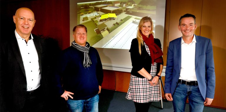 Vorfreude auf ein neues Schwimmbad, das die beiden bisherigen Freizeitbäder ersetzen wird (v.l).: GSW-Geschäftsführer Jochen Baudrexl, Bädermanager Sven Holtsträter, Projektleiterin Daniela Kersting und Architekt Heinrich Brinkhus.