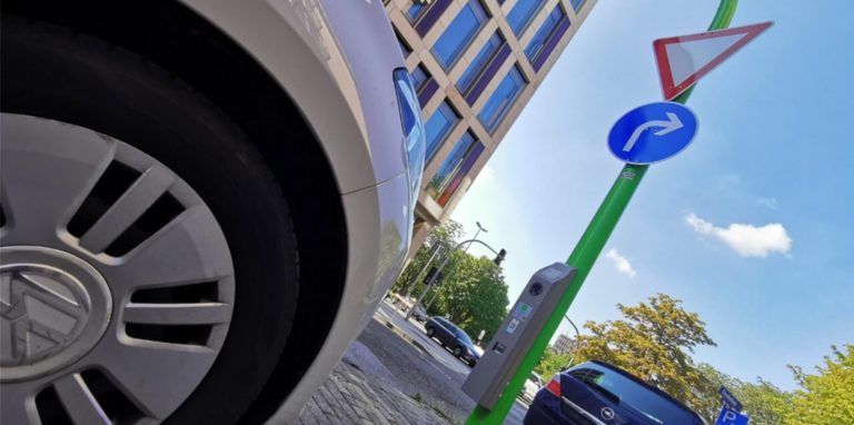 Dortmund soll bis September mehr als 300 Lade-Laternen für E-Autos bekommen wie hier an der Elisabethstraße. Zu erkennen sind sie an der hellgrünen Farbe. In Lünen suchen Stromer so etwas vergeblich.