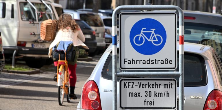 Auf einer Fahrradstraße in Dortmund ist es Ende Januar zu einem Unfall gekommen. Die Politik fordert nun mehr Sicherheitsvorkehrungen.