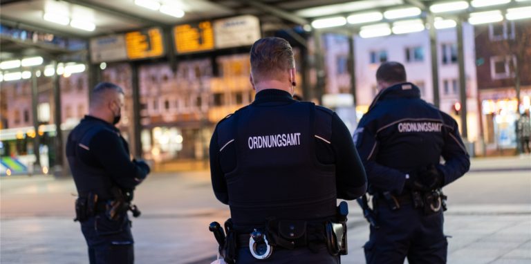 Staatliche verordnete Maßnahmen während der Pandemie haben kaum oder keinen Einfluss auf die Zahl der Menschen, die in Zusammenhang mit Corona gestorben sind, behauptet ein Studie.