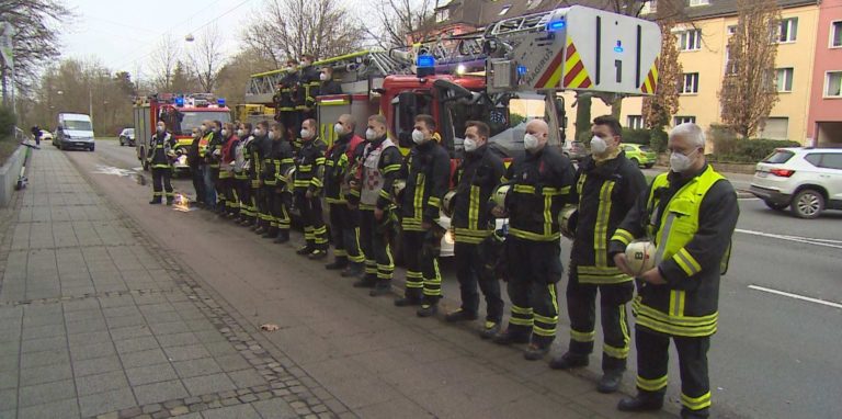 Im Rahmen eines Einsatzes am Freitagmorgen (4.2.) hielten Einsatzkräfte der Feuerwehr Dortmund eine Schweigeminute.
